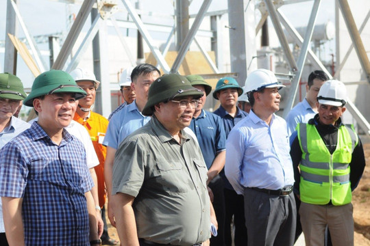 Thủ tướng kiểm tra, động viên công nhân thi công dự án đường dây 500kV mạch 3