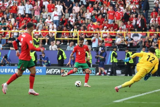 Bồ Đào Nha khiến Thổ Nhĩ Kỳ choáng váng khi Martinez đổi sơ đồ thi đấu dù Ronaldo chưa ghi bàn