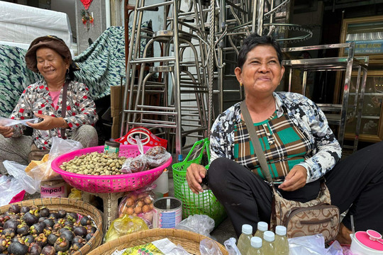 Chợ ‘chồm hổm’ của người Khơ-me tại Châu Đốc