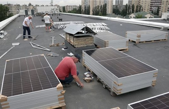 Dân Ukraine vội vã sắm pin mặt trời khi Nga đẩy mạnh tấn công hạ tầng năng lượng