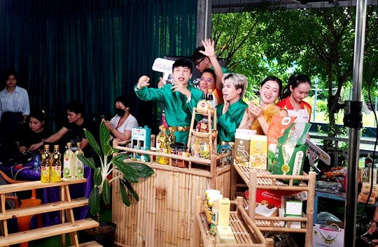 Độc đáo chợ phiên live bán hàng OCOP ‘Hương vị An Giang’