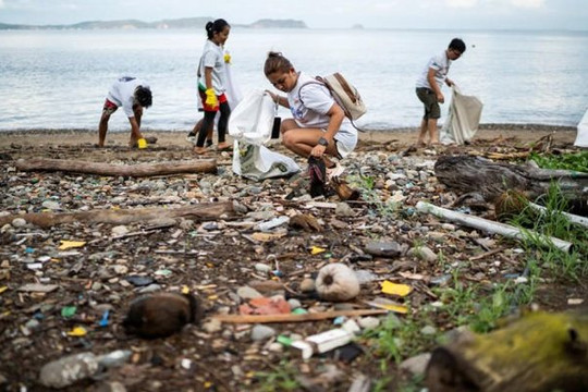 Đổi gạo lấy rác để làm sạch bãi biển