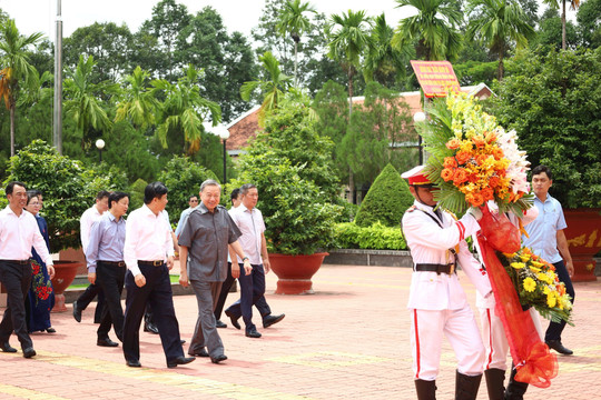 Chủ tịch nước Tô Lâm viếng Khu lưu niệm Chủ tịch Hội đồng Bộ trưởng Phạm Hùng và Khu lưu niệm Thủ tướng Chính phủ Võ Văn Kiệt