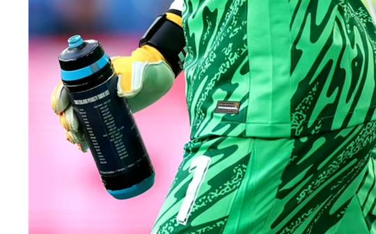 Euro 2024: Bí kíp bắt 11m trên chai nước của thủ môn tuyển Anh
