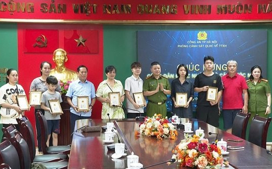 3 công dân dưới 14 tuổi đầu tiên của Hà Nội nhận thẻ căn cước