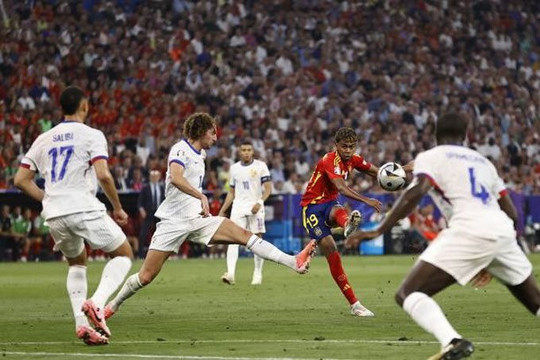 Pháp tự phá dớp ghi bàn nhưng lại thua ngược Tây Ban Nha