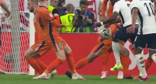 Harry Kane đáng ra không được hưởng penalty, Southgate tin tuyển Anh có cơ hội vô địch như TBN