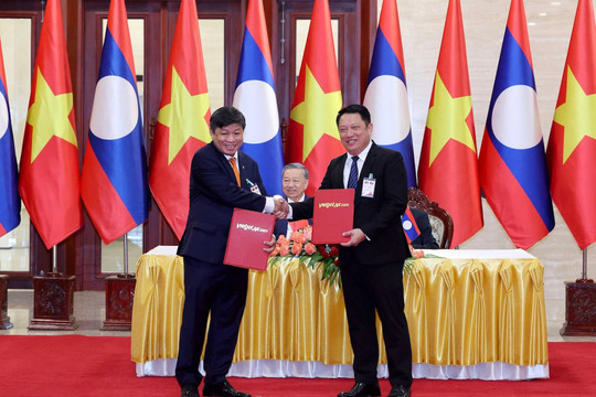 Vietjet trao thỏa thuận tăng cường kết nối vận tải hàng không Việt Nam - Lào