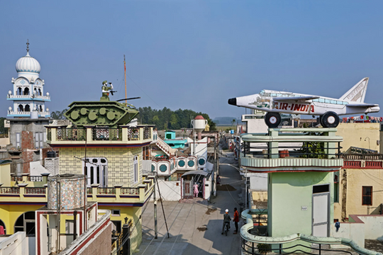 Chuyện lạ: Máy bay, xe tăng, xe tải trên mái nhà ở Ấn Độ