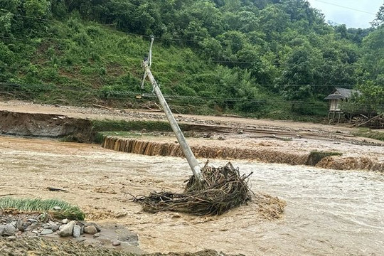 Nhiều người dân Điện Biên bị mất điện vì mưa lớn, lũ quét