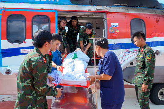 Lần đầu tiên trực thăng đưa cùng lúc 3 bệnh nhân trên đảo Trường Sa vào đất liền