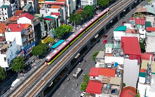 Hàng ngàn người trải nghiệm tuyến metro Nhổn - ga Hà Nội trong ngày đầu vận hành