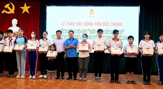 LĐLĐ An Giang trao học bổng và quà cho con em người lao động 'vượt khó học giỏi'