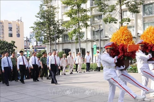 Tổng Bí thư, Chủ tịch nước Tô Lâm dâng hoa lên tượng đài Bác Hồ tại TP.HCM