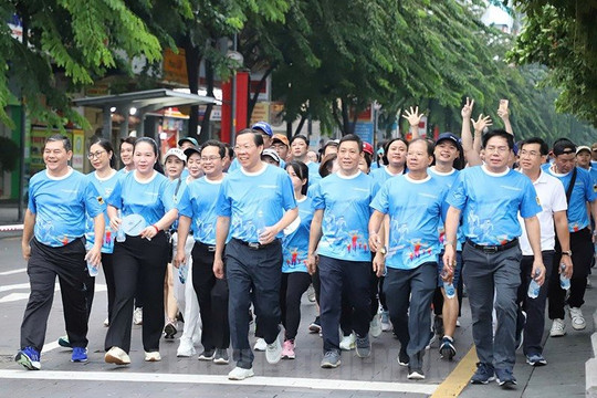 Chủ tịch UBND TP.HCM Phan Văn Mãi tham gia đi bộ đóng góp Quỹ “Vì người nghèo” Thành phố