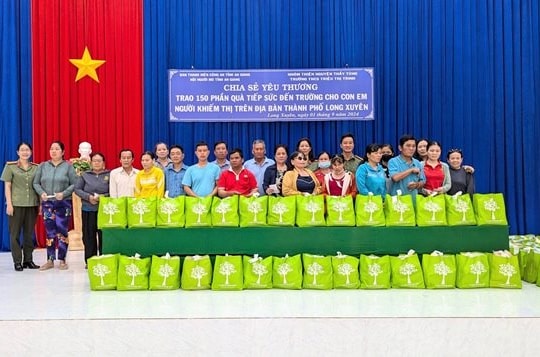 Công an An Giang trao 150 phần quà cho gia đình người khiếm thị có hoàn cảnh khó khăn