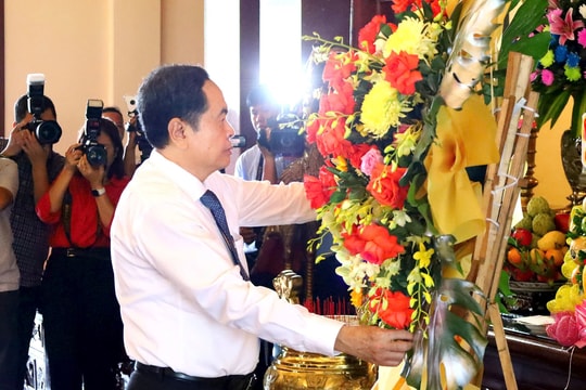 Chủ tịch Quốc hội Trần Thanh Mẫn dâng hương tưởng nhớ các tiền bối cách mạng tại Vĩnh Long