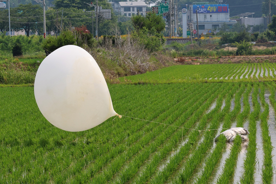 Triều Tiên lại thả 'bóng rác' sang Hàn Quốc