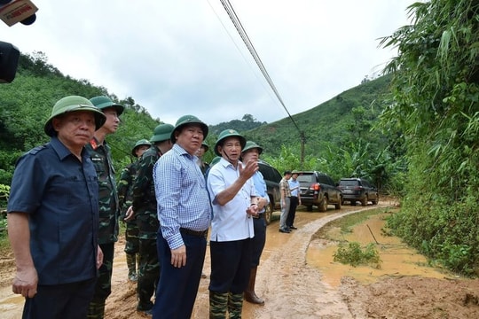 Phó thủ tướng Hồ Đức Phớc chia buồn với gia đình nạn nhân vụ sạt lở tại Hòa Bình