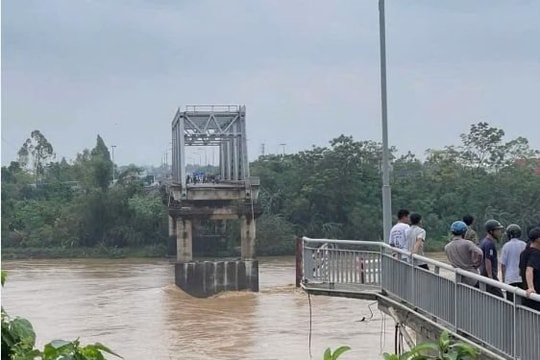 Sập cầu Phong Châu ở Phú Thọ