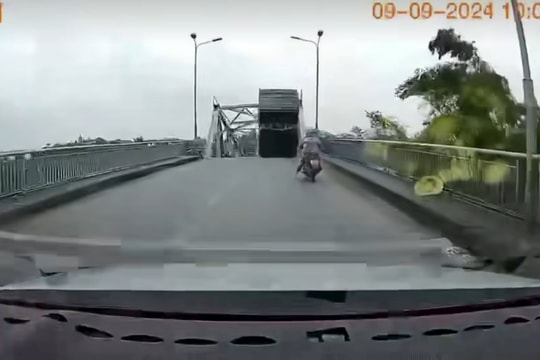 Camera hành trình ghi lại khoảnh khắc cầu Phong Châu bị sập