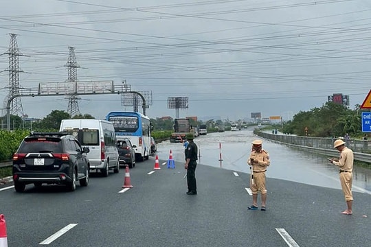 Cấm phương tiện vào cao tốc Pháp Vân - Cầu Giẽ do đang ngập sâu