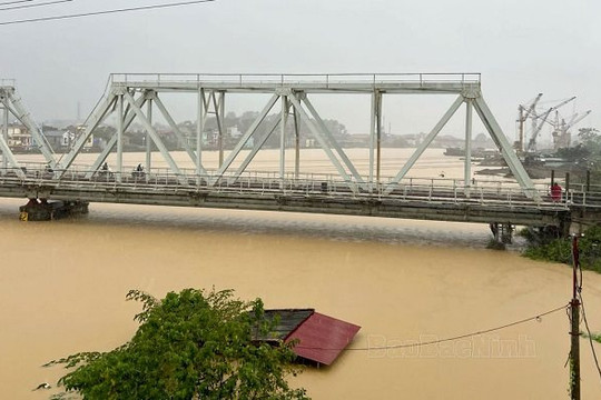 Bắc Ninh: Cấm lưu thông trên cầu Đáp Cầu và phân luồng khẩn cấp