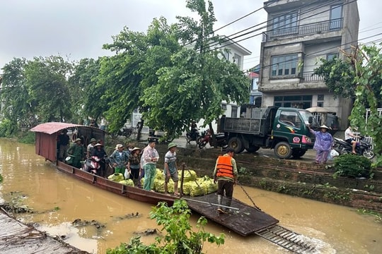 Hà Nội gấp rút di dời dân trước khi nước lũ sông Hồng dâng cao