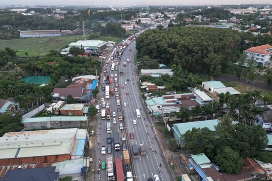 Đồng Nai: Hàng nghìn ô tô bám đuôi nhau 'rồng rắn' gần 5km trên quốc lộ 51