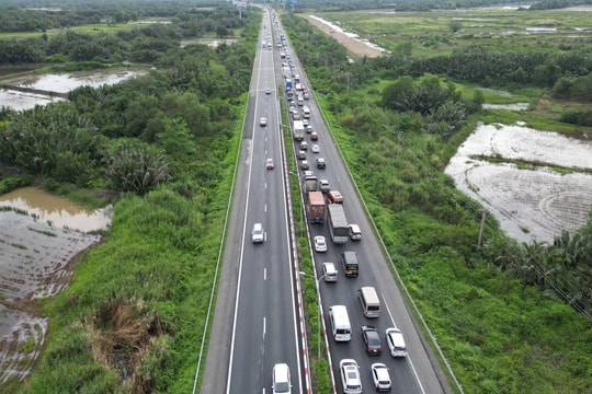 Cao tốc TP.HCM - Long Thành - Dầu Giây ùn tắc gần 10km