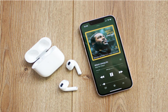 Cách kiểm tra AirPods đã cập nhật tính năng của iOS 18 chưa