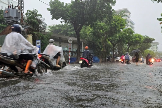 Mưa lớn diễn biến phức tạp, Đà Nẵng cho học sinh nghỉ học