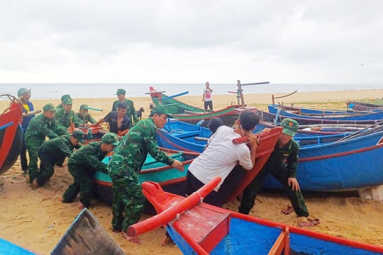 Quảng Bình lập đội xung kích ứng phó bão số 4 đang áp sát đất liền