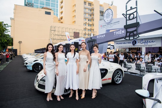 Các người đẹp Việt thưởng thức cà phê Trung Nguyên Legend tại sự kiện Gumball 3000