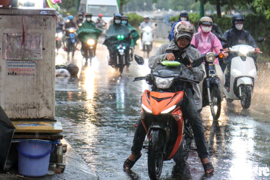 Bắc Bộ trời nắng, Nam Bộ nhiều nơi mưa rất to