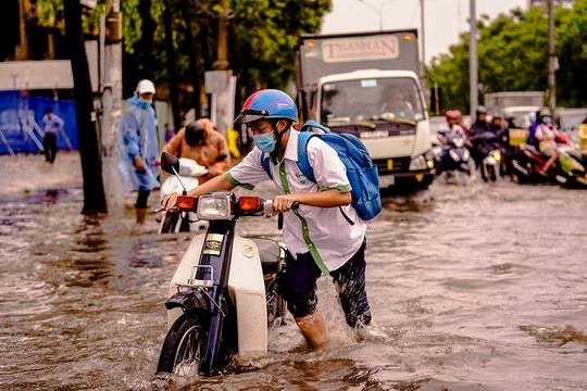 TP.HCM: Triều cường vượt báo động 3 gây ngập nhiều khu vực