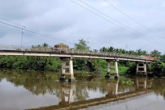 Tiền Giang: Dân bức xúc về cây cầu gây khó việc đi lại