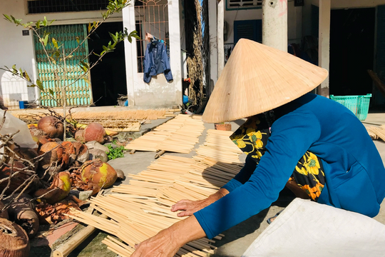 Nghề làm đũa tre ở Tân Long