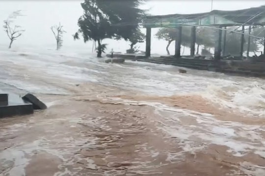 Thừa Thiên-Huế: Sóng lớn, nước biển tràn bờ, nhà tốc mái do bão Trà Mi