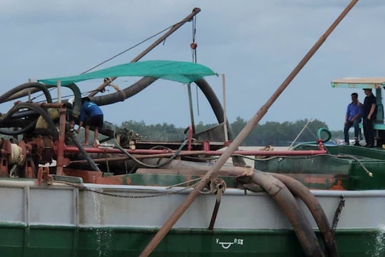 Khai thác mỏ cát trữ lượng hơn 4 triệu mét khối tại sông Hậu