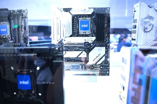 Dự báo doanh thu lạc quan giúp cổ phiếu tăng vọt, Intel giấu điểm yếu về chip AI