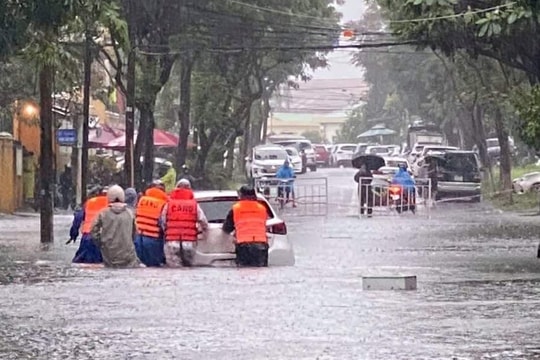 Mưa rất to khiến đường phố ngập sâu, nhiều học sinh ở Đà Nẵng phải nghỉ học