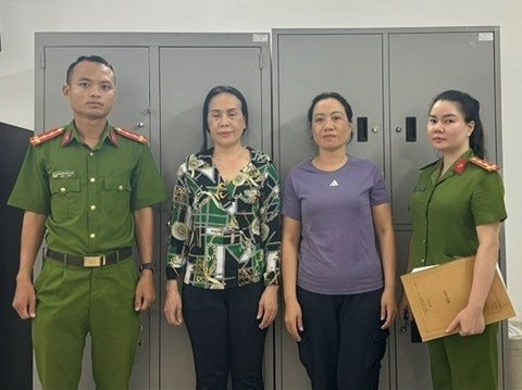 Bắt 2 phụ nữ liên quan vụ vận chuyển trái phép hơn 700 viên kim cương