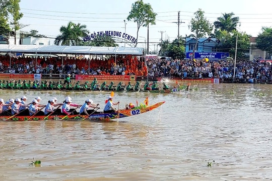 Sóc Trăng: Hai đội ghe ngo chùa Tum Núp 'làm nên lịch sử'