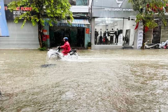 Mưa lớn khiến nhiều nơi trong TP.Huế bị ngập sâu, học sinh nghỉ học