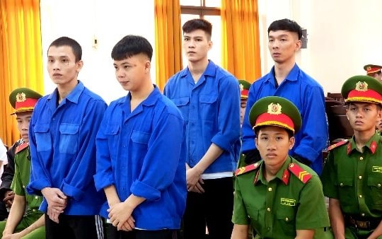 Kiên Giang: Dùng khúc tre đánh người, 4 thanh niên lãnh 31 năm tù