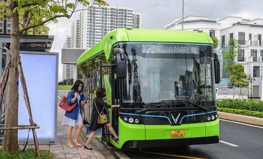 Hà Nội đặt mục tiêu 'xanh hóa' 100% xe buýt vào năm 2035 là quá nhanh