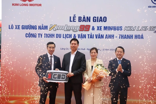 Kim Long Motor và Công ty Vân Anh ký kết hợp đồng 250 xe ô tô chở khách