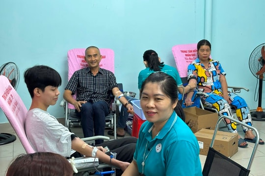 Những trái tim hồng 'cho đi là còn mãi'