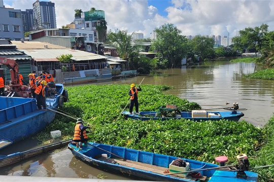 TP.HCM tổ chức vớt, thu gom rác trên 18 tuyến sông, kênh, rạch